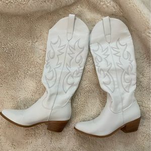 White cowgirl boots size 7.5 GUC
